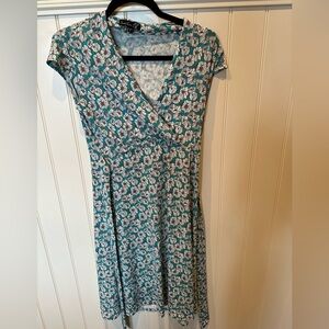 SMASHED LEMONS Ladies Women’s Size Small Blue White Flowers Crossover Dr…